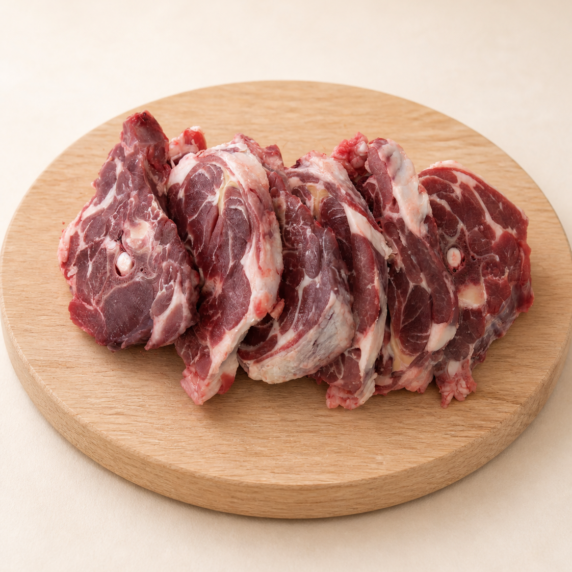 meat-medallions-wood-board Козлятина шейка — изображение 1