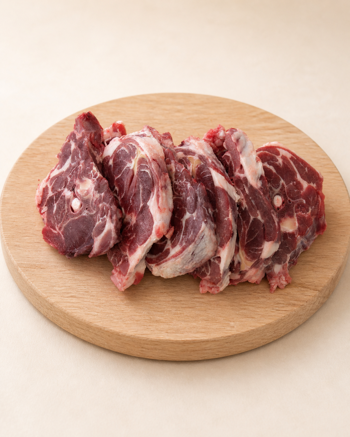 meat-medallions-wood-board Ягнятина шейка — изображение 1